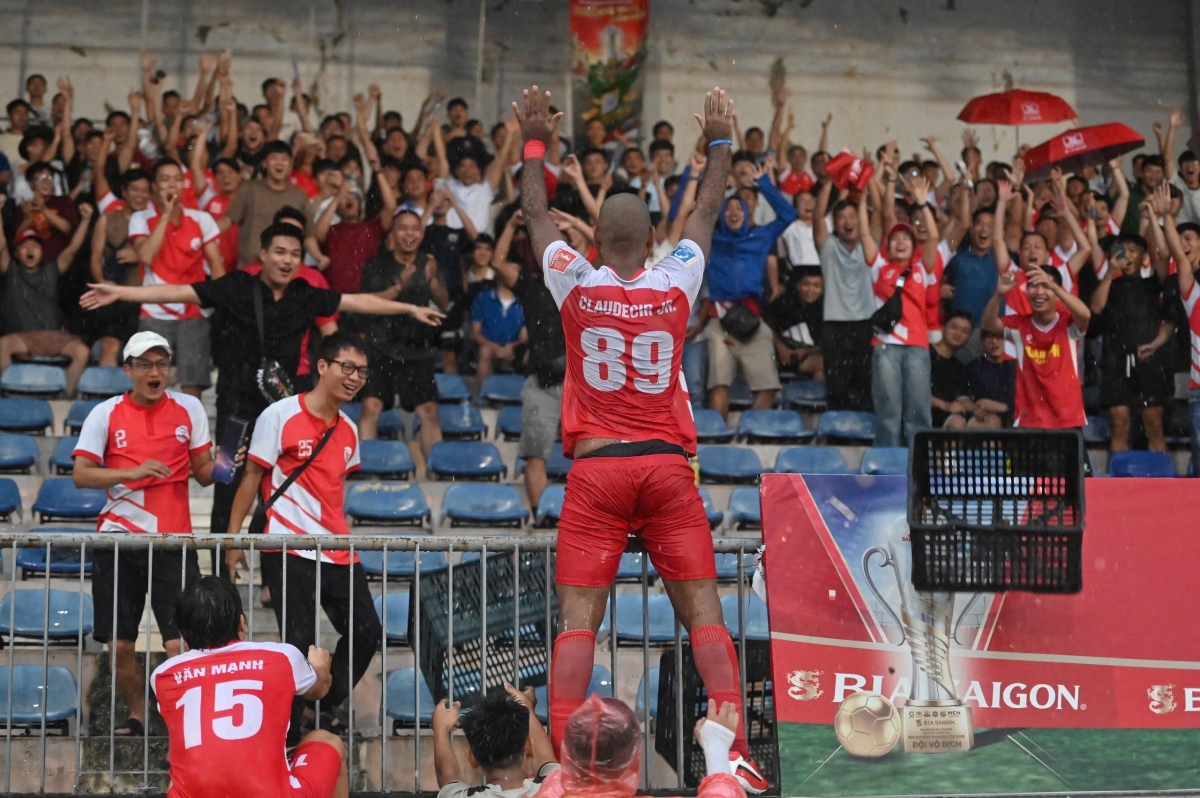 Claudecir ăn mừng bàn thắng quyết định đưa Thiên Khôi vào chung kết (ảnh: Vietfootball)