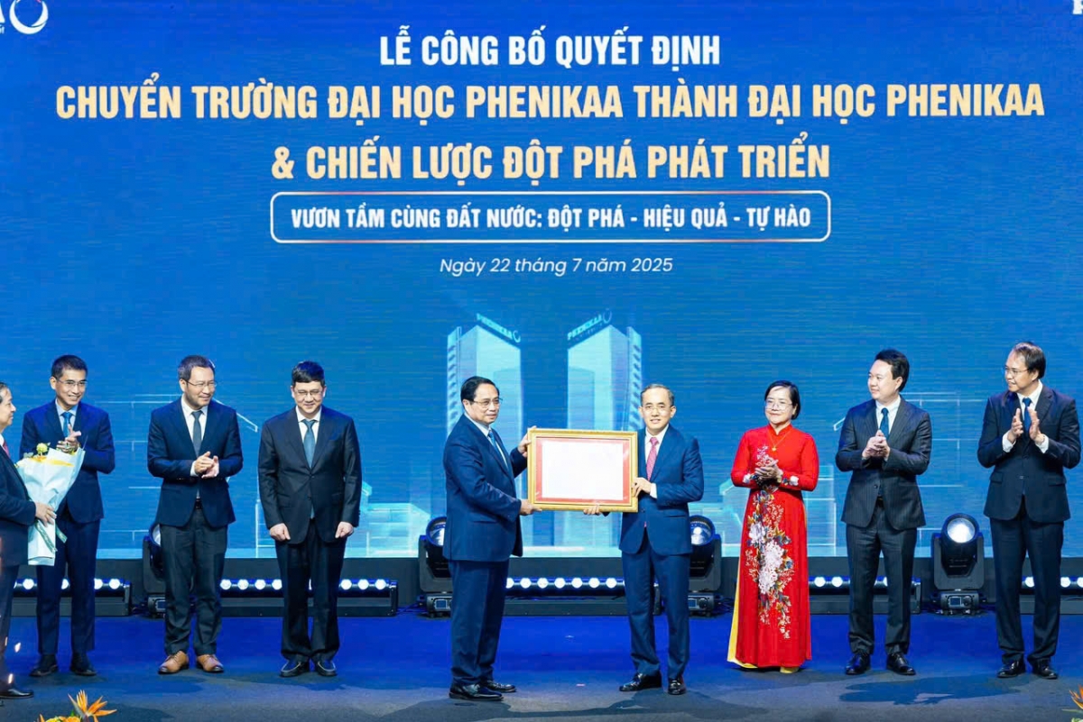 Thủ tướng Chính phủ Phạm Minh Chính trao quyết định cho Chủ tịch Hội đồng ĐH Phenikaa (Ảnh: ĐH Phenikaa)