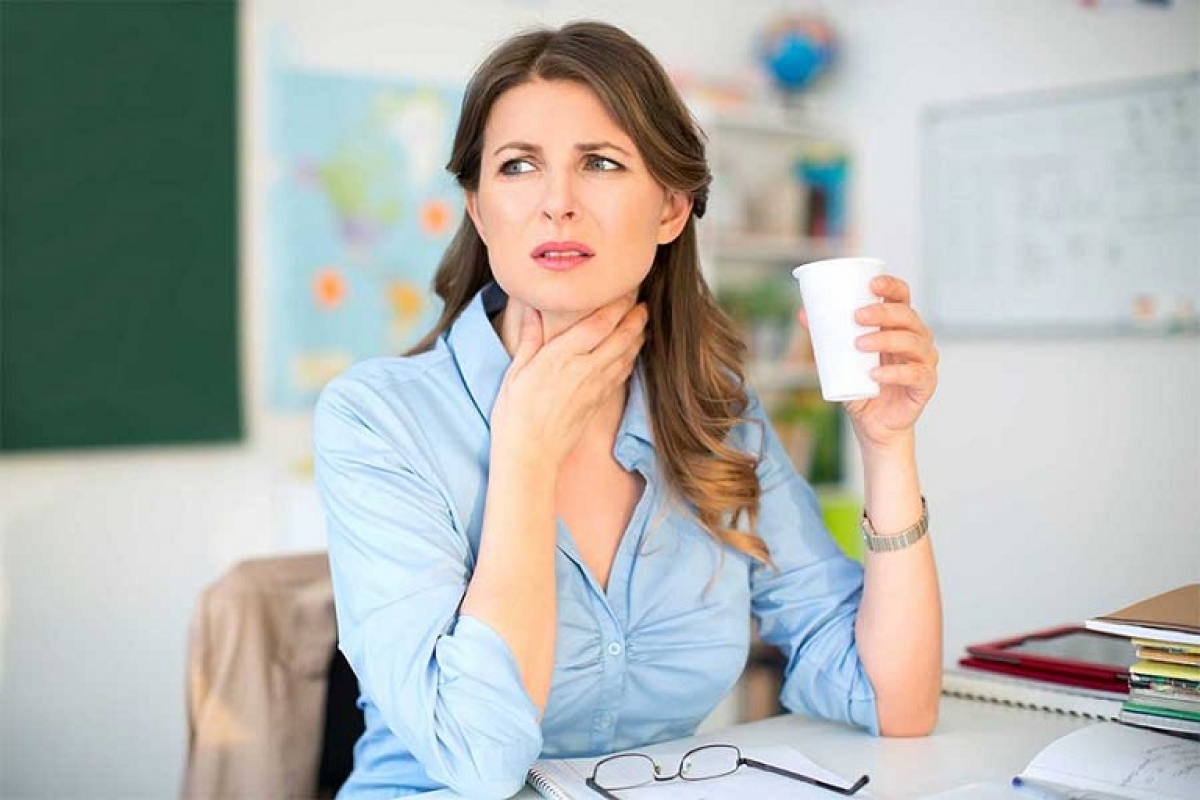 Uống nước đều đặn là một cách giúp giảm khàn tiếng. Ảnh: Internet