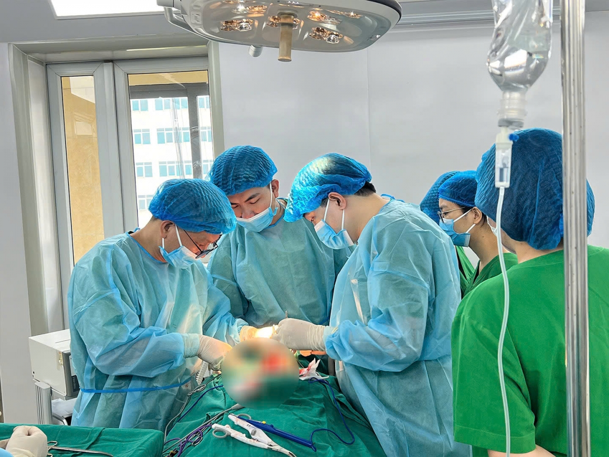 Ê-kíp BS Bệnh viện Ung bướu Hà Nội phẫu thuật cho bệnh nhân. Ảnh: BVCC