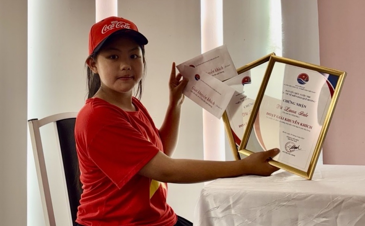 Em Vũ Laura "khoe" Chứng nhận giải Khuyến khích Cuộc thi viết về biển đảo quê hương