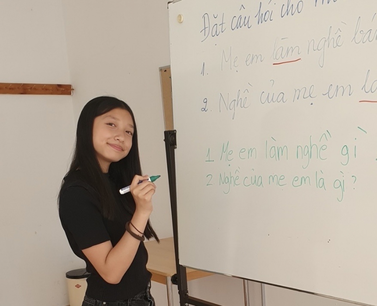 Em Đỗ Lyna trong một buổi học tiếng Việt tại Trường tiếng Việt AWO