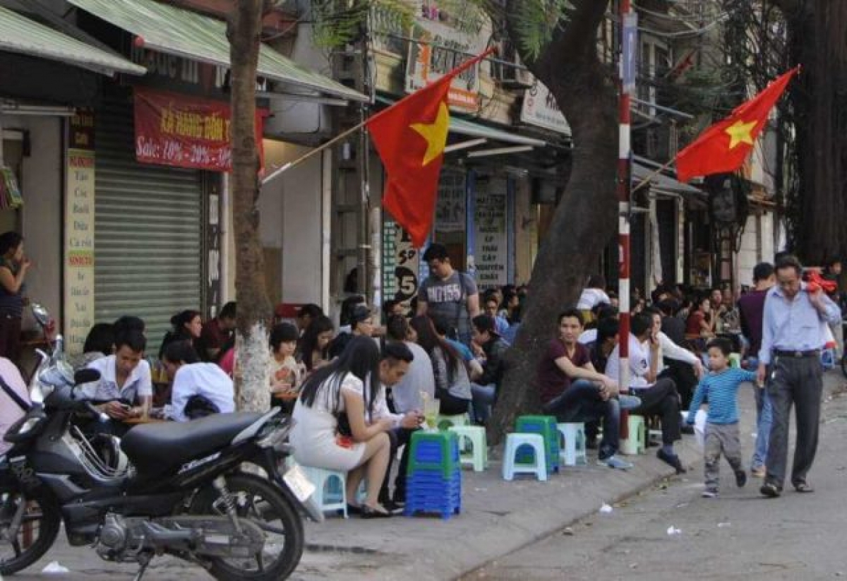 Hàng quán lấn chiếm vỉa hè, người dân phải đi bộ dưới lòng đường tiềm ẩn mất ATGT. Ảnh: Internet