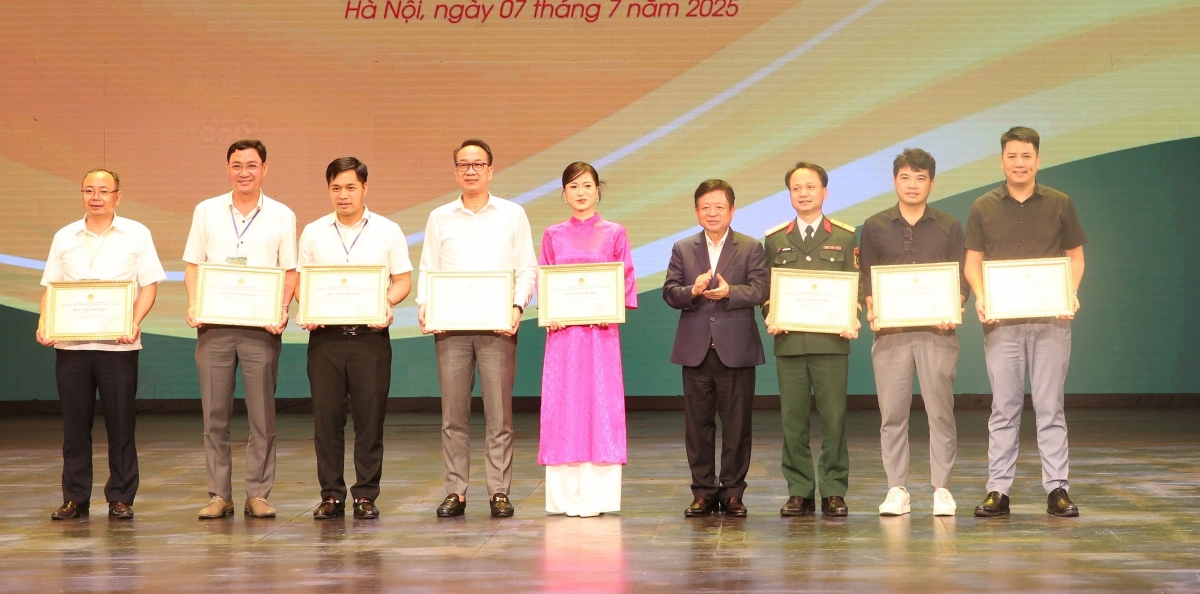 Nhạc sĩ Đỗ Hồng Quân, Chủ tịch Ủy ban Toàn quốc Liên hiệp các Hội Văn học Nghệ thuật Việt Nam trao huy chương Bạc cho các vở diễn tại Liên hoan. Ảnh: Nguyễn Hoa