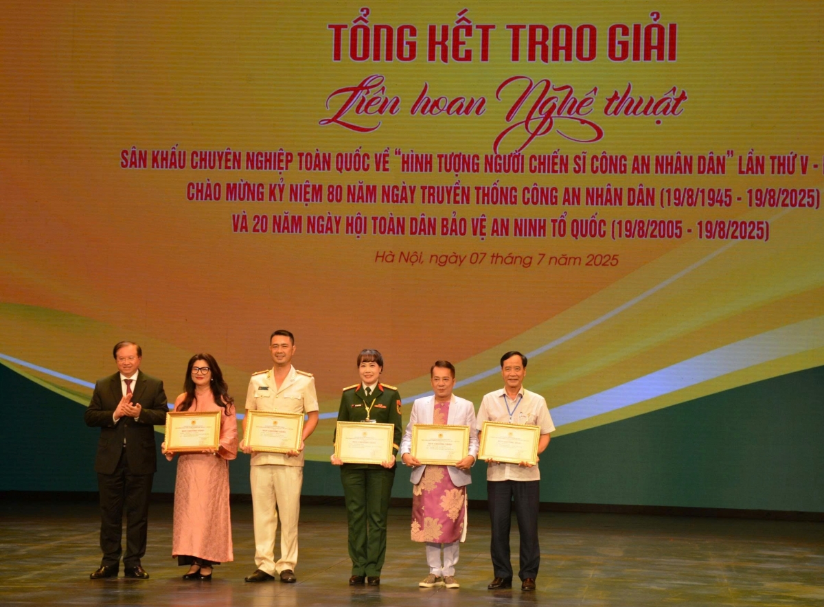 Thứ trưởng Bộ VHTTDL Tạ Quang Đông trao Huy chương Vàng cho các đơn vị có vở diễn xuất sắc. Ảnh: Nguyễn Hoa