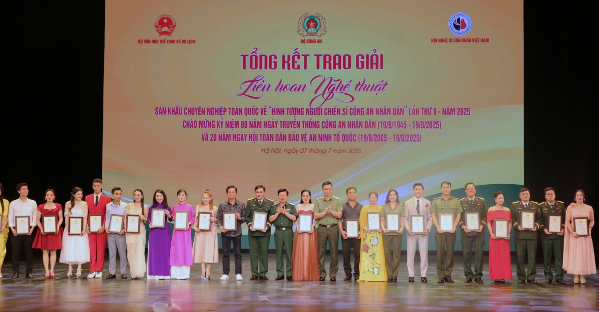 BTC trao huy chương Vàng cho các diễn viên tham dự Liên hoan. Ảnh: Nguyễn Hoa