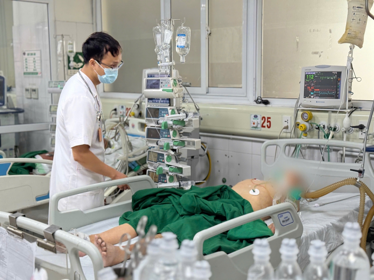 Bệnh nhân Đ.Đ.B. đang điều trị tại Bệnh viện Bệnh Nhiệt đới TW (Nguồn: BVCC)