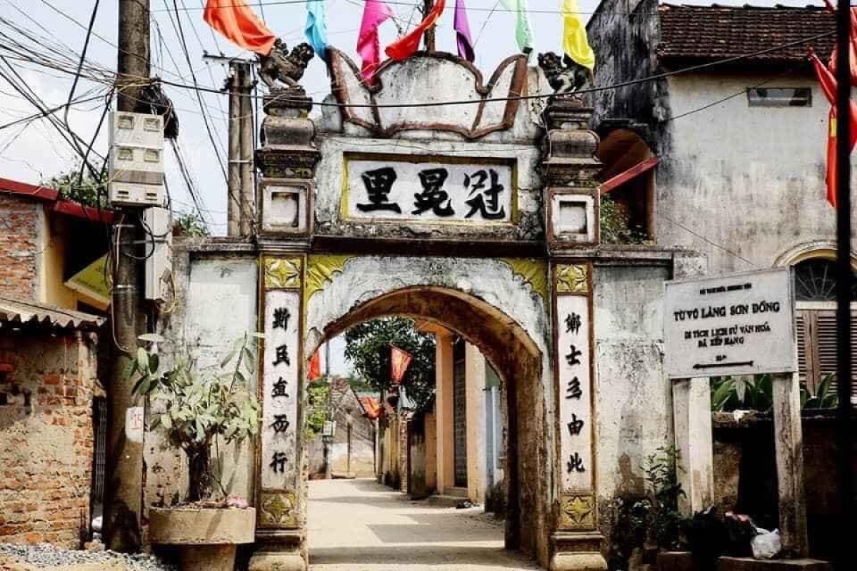 Cổng làng Sơn Đồng, quê hương của Tế tửu Nguyễn Trí Vị. Ảnh: yootek.vn