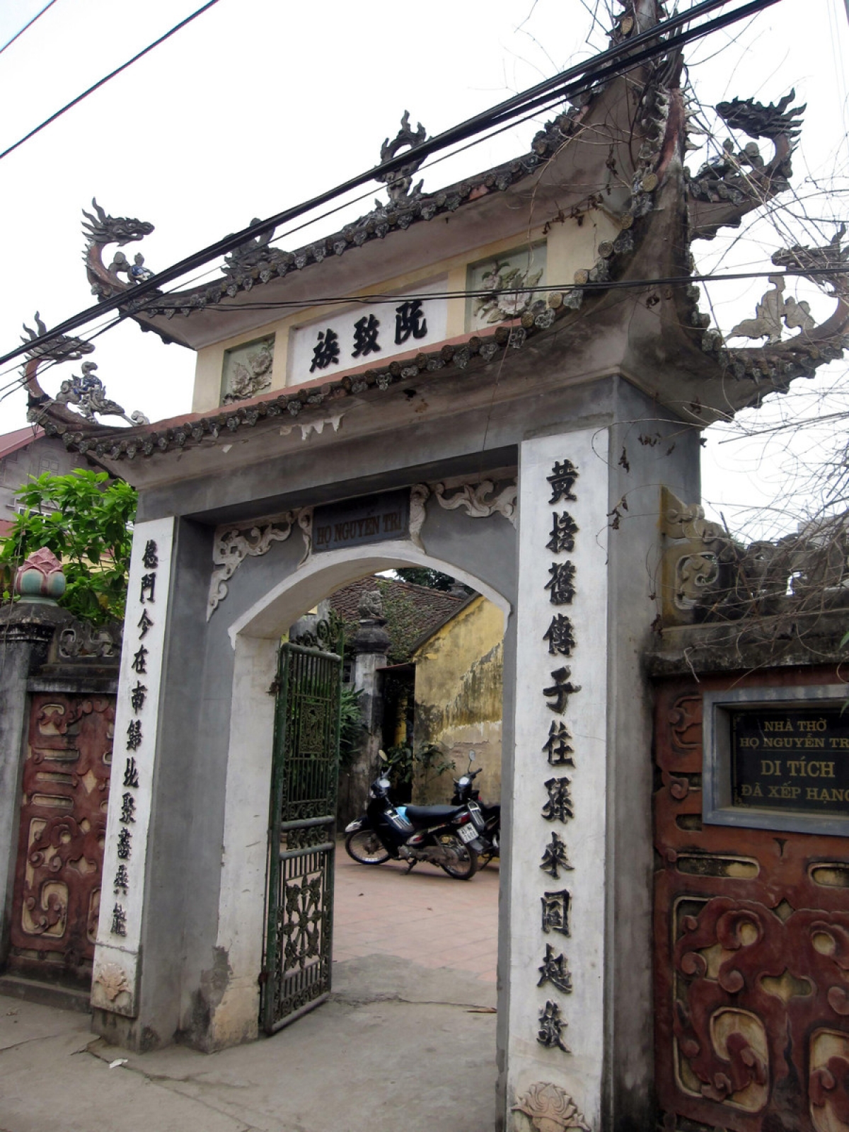 Cổng nhà thờ dòng họ Nguyễn Trí tại Sơn Đồng, Hà Nội. Ảnh: Báo Giáo dục thời đại