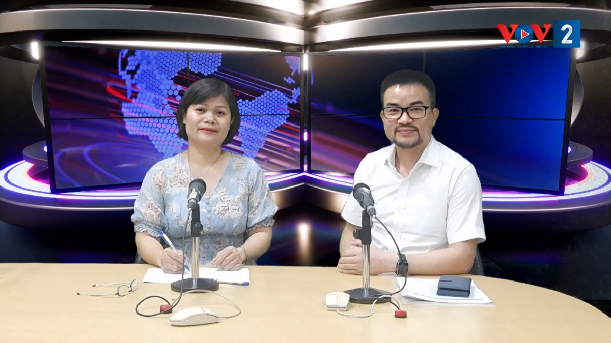 Ông Nguyễn Văn Khương (bên phải) tại VOV2