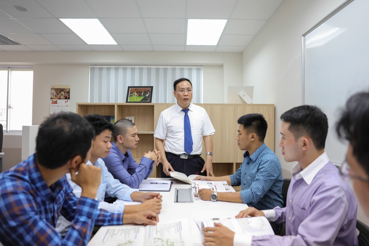 GS.TSKH Nguyễn Đình Đức cùng nhóm nghiên cứu thảo luận đề tài (Ảnh: NVCC)