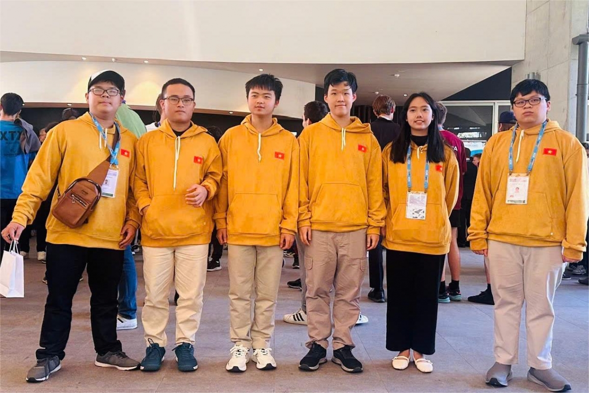 Đoàn học sinh Việt Nam tham dự Olympic Toán quốc tế (IMO) năm 2025
(Ảnh: Moet)