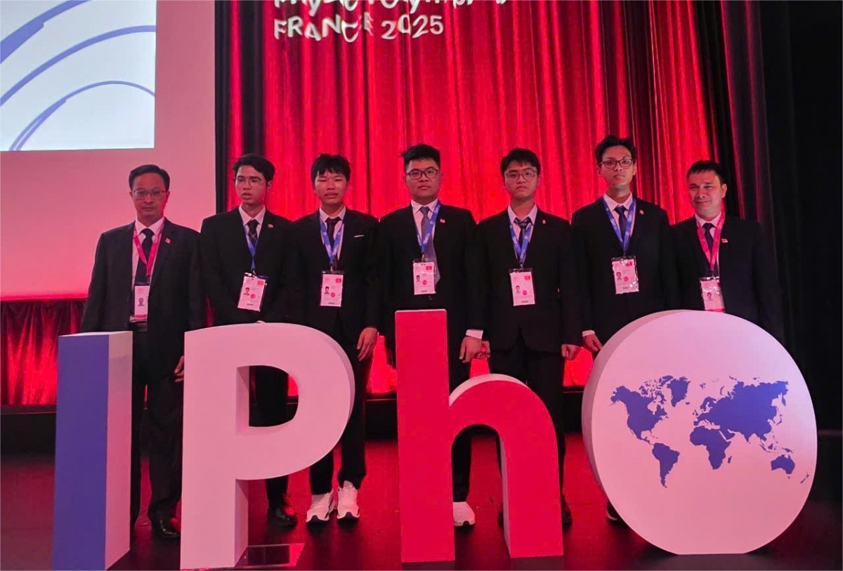 Đội tuyển IPhO 2025 (từ trái sang phải): PGS.TS Đặng Đức Vượng, Phó Trưởng đoàn; em Nguyễn Công Vinh; Em Nguyễn Thế Quân; Em Trương Đức Dũng; Em Lý Bá Khôi; Em Trần Lê Thiện Nhân; PGS.TS Đỗ Danh Bích, Trưởng đoàn (Ảnh: Moet)