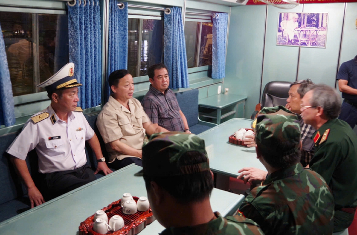 Phó Thủ tướng Trần Hồng Hà yêu cầu các đơn vị, lực lượng khẩn trương, tích cực tìm kiếm những người vẫn còn đang mất tích trên biển. (Ảnh: Quân chủng Hải quân)