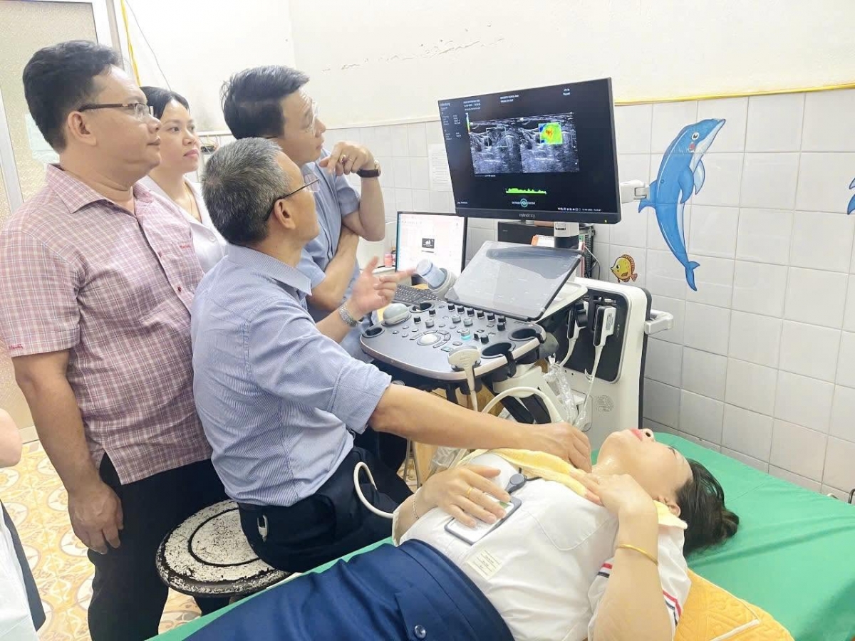 Các BS Bệnh viện ĐKTW Thái Nguyên chuyển giao kỹ thuật siêu âm đàn hồi mô cho BVĐKKV Bảo Yên. (Nguồn: BV cung cấp)