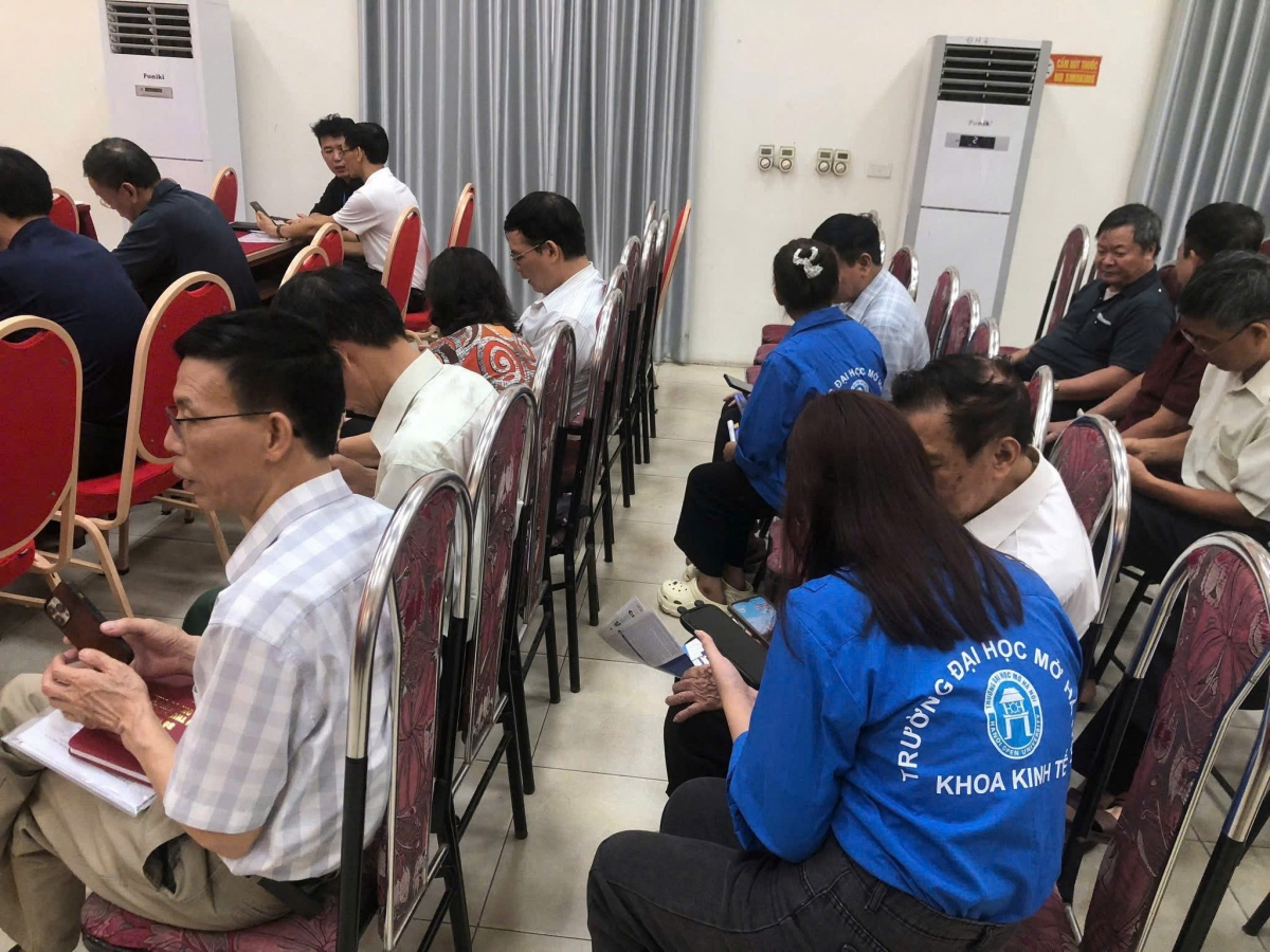 Sinh viên trường đại học Mở Hà Nội tham gia hỗ trợ người dân. Ảnh: NVCC