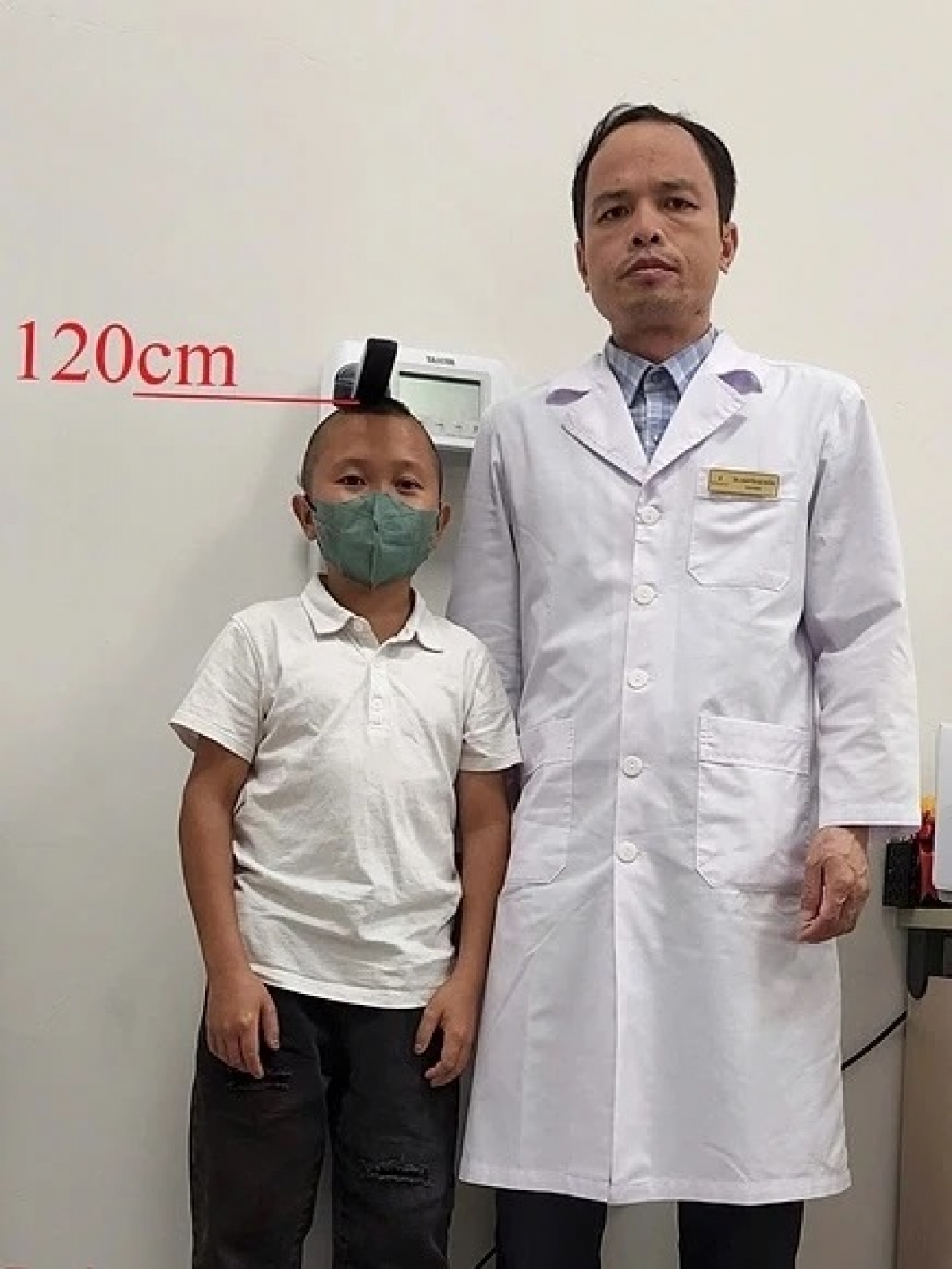 23 tuổi nhưng bệnh nhân nhỏ nhắn như một đứa trẻ 7 tuổi với chiều cao khoảng 1m20 (Ảnh BSCC)