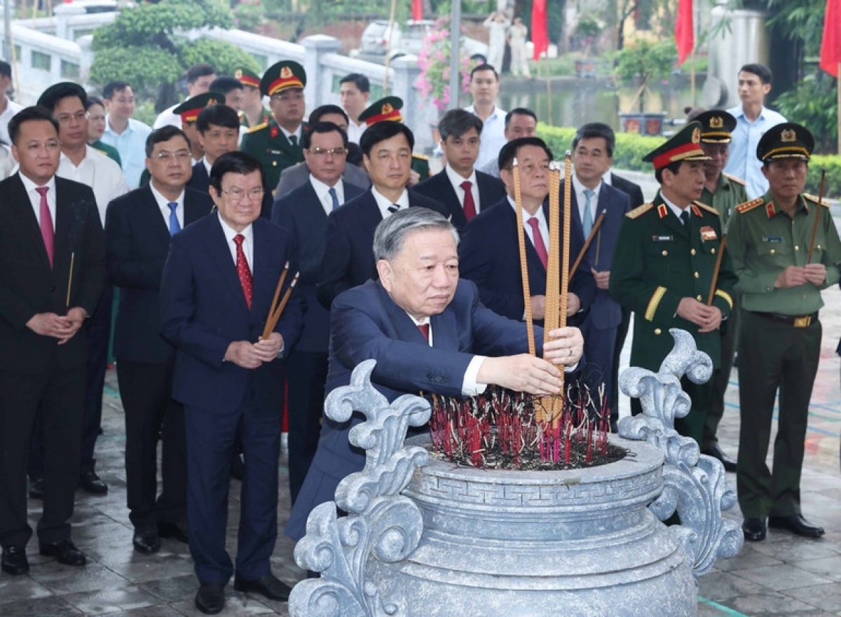 Tổng Bí thư Tô Lâm, các đồng chí lãnh đạo, nguyên lãnh đạo Đảng, Nhà nước dâng hương tại Nhà tưởng niệm Tổng Bí thư Nguyễn Văn Linh ở xã Nguyễn Văn Linh, tỉnh Hưng Yên. Ảnh: Báo Nhân dân