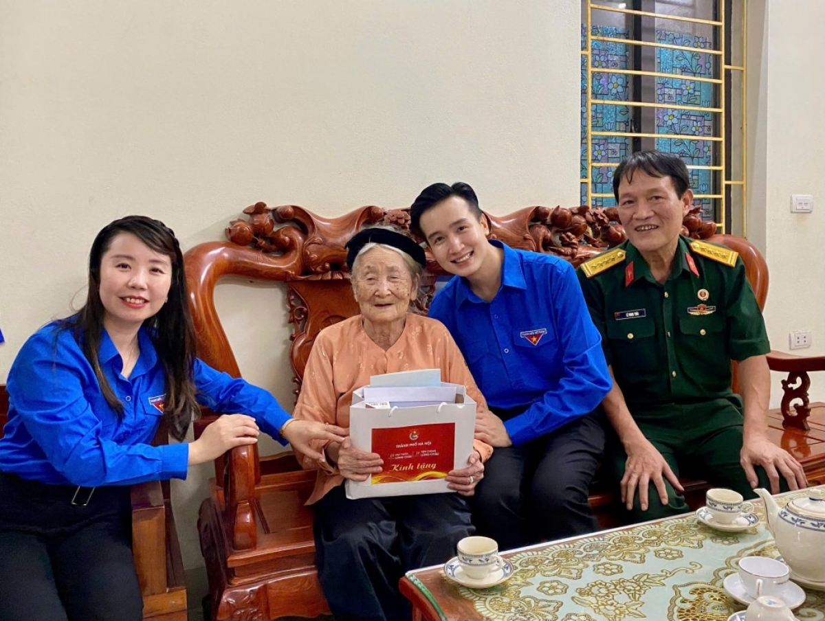 Các cơ quan đơn vị đến thăm và tặng quà tại Mẹ Việt Nam anh hùng Nguyễn Thị Cứu xã Ngọc Hồi nhân dịp ngày Thương binh liệt sĩ 27/7 - Ảnh (Nguồn:Báo Tuổi trẻ Thủ đô)