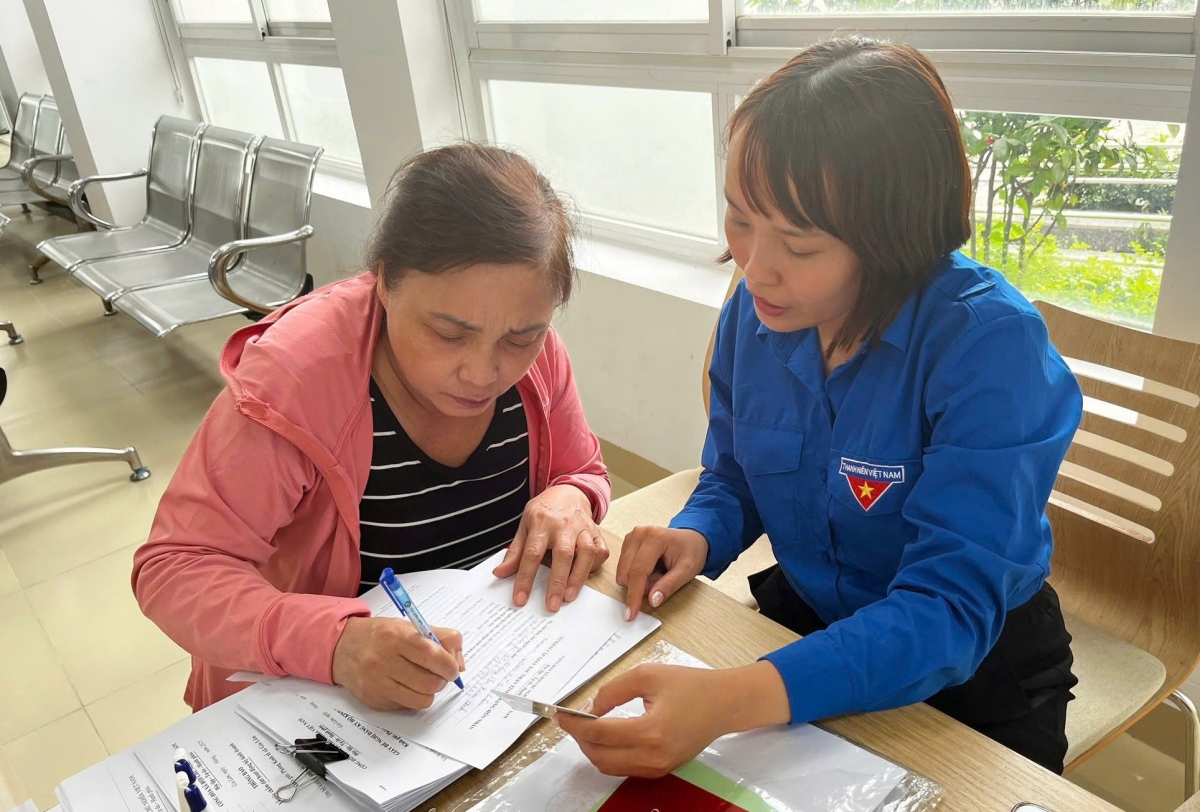 Đoàn viên, thanh niên hỗ trợ người dân giải quyết thủ tục hành chính (Ảnh: Thành đoàn TP. Hà Nội)