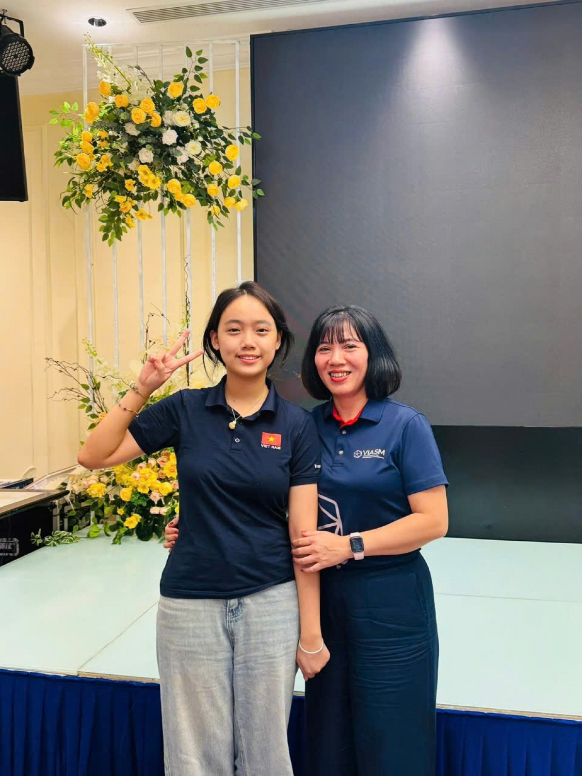 Trương Thanh Xuân (ảnh trái), học sinh trường THPT chuyên Bắc Ninh, người vừa giành HCĐ Olympic Toán quốc tế, tham dự Trại hè Toán học học sinh (Ảnh: VIASM)