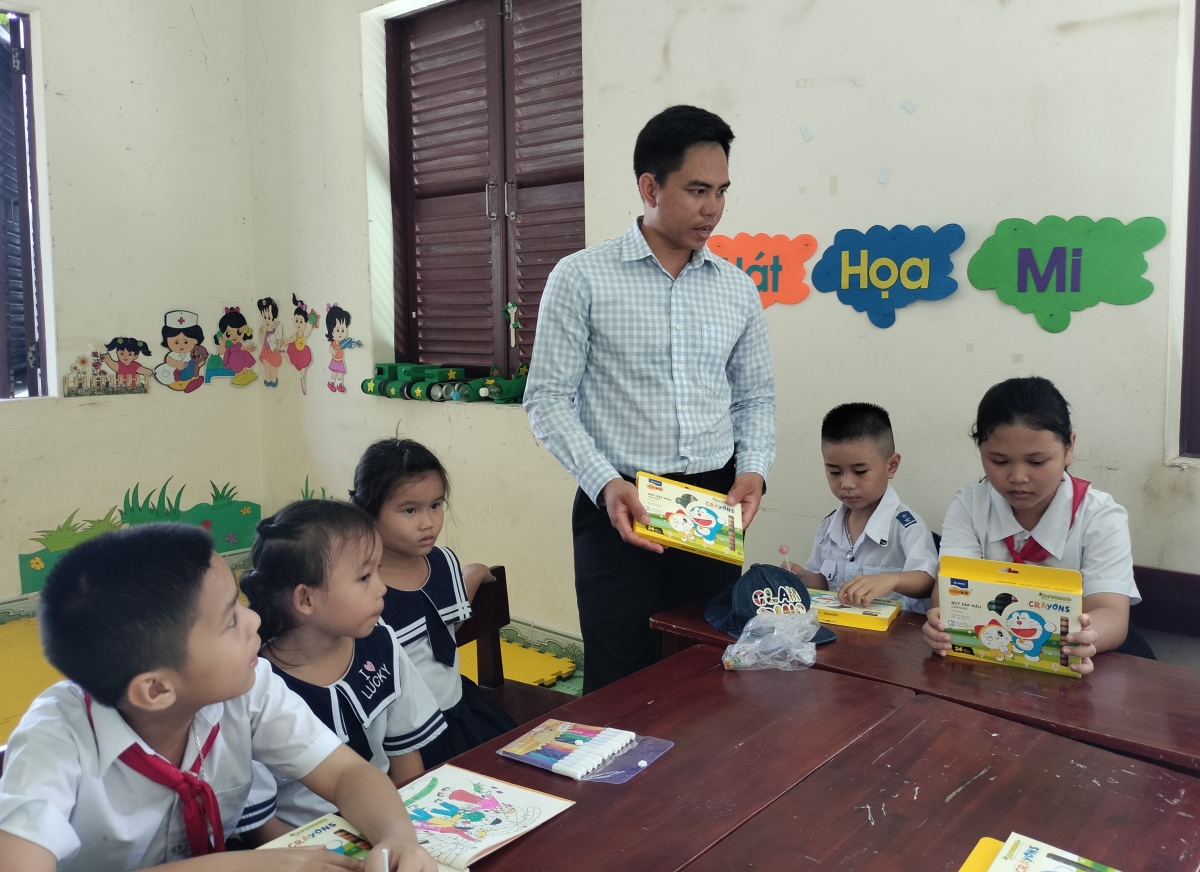 Thầy Cao Văn Truyền cùng học sinh Trường tiểu học Trường Sa (Đặc khu Trường Sa, Khánh Hòa) (Ảnh: Bá Duy)