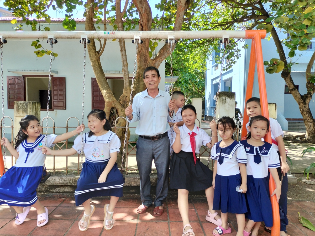 Thầy giáo Lê Xuân Hạnh cùng
học trò
