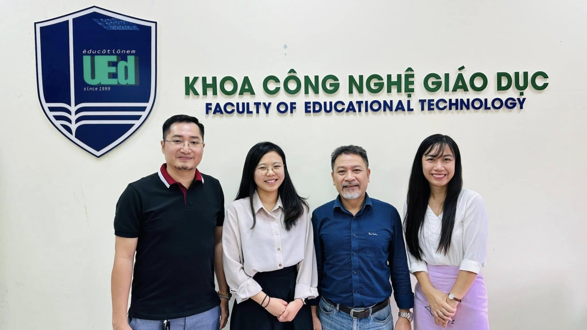 TS Tôn Quang Cường, Chủ nhiệm khoa Công nghệ giáo dục, trường đại học Giáo dục, đại học Quốc gia Hà Nội (Đứng thứ 2 bên phải ảnh) chia sẻ phương án để đủ thiết bị cho tổ chức thi tốt nghiệp THPT trên máy tính những môn trắc nghiệm. Ảnh: NVCC