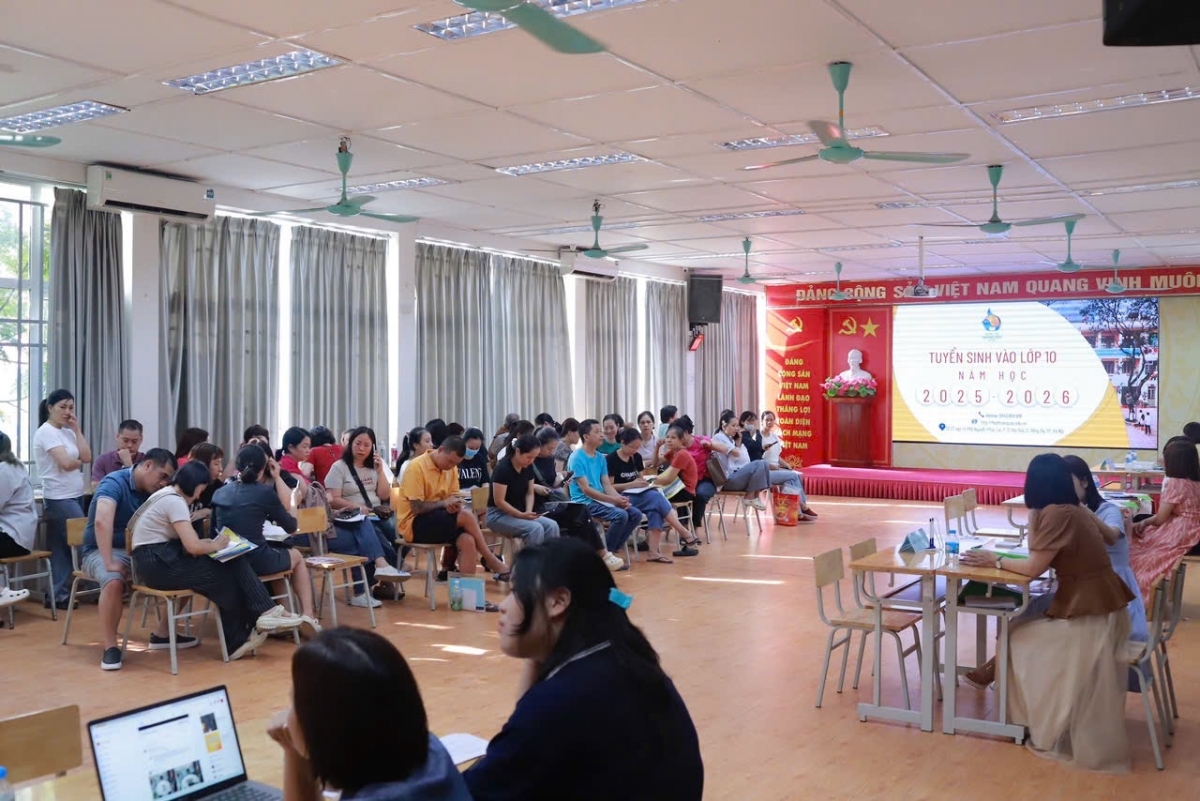 Sau khi đăng kí trực tuyến, phụ huynh học sinh đến nộp hồ sơ vào trường cho con