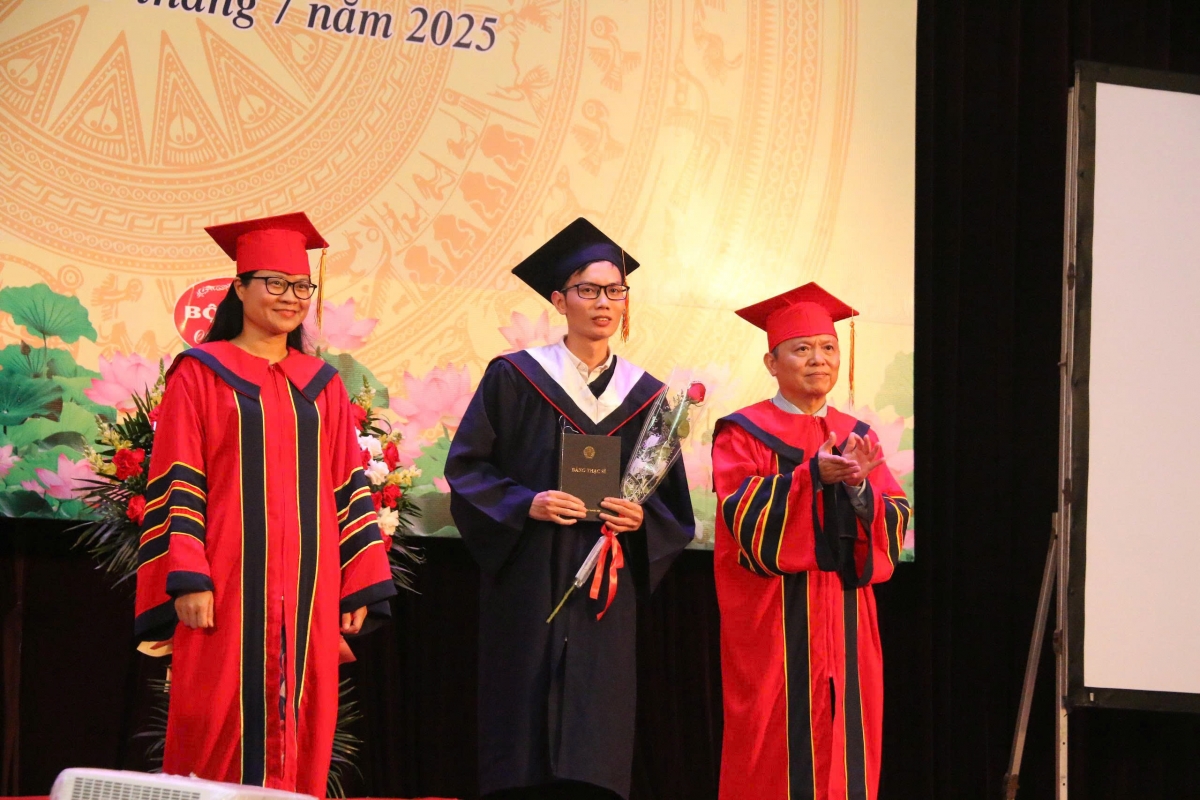 Bác sĩ nội trú, thủ khoa kép Phùng Thế Thông nhận bằng tốt nghiệp  (Ảnh: Thanh Hùng)
