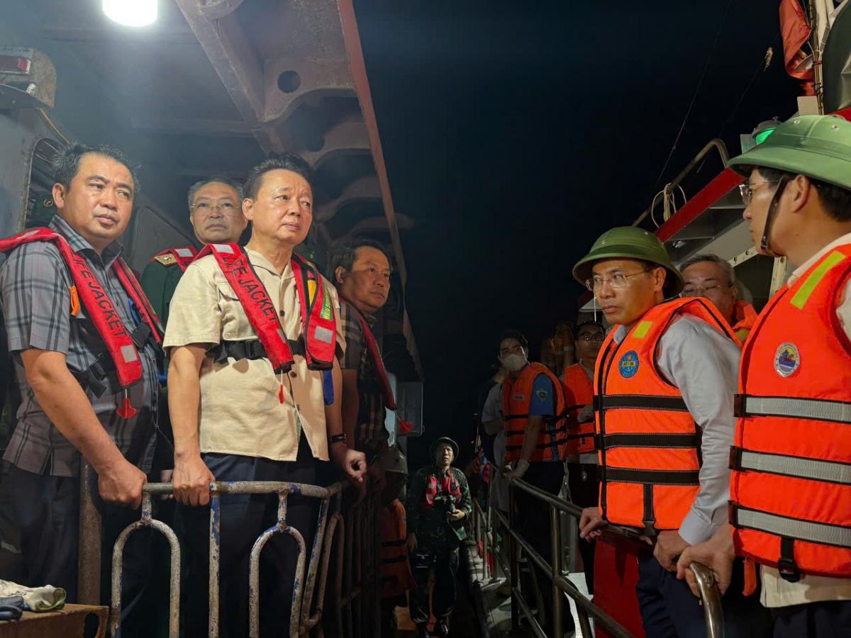 Phó Thủ tướng Trần Hồng Hà có mặt xuyên đêm tại hiện trường để
chỉ đạo công các cứu hộ. Ảnh PV