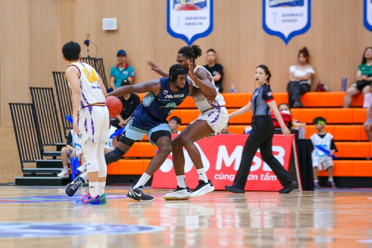 Khách mời V Islanders (xanh) tiếp tục gây thất vọng tại giải đấu năm nay (ảnh: VBA)