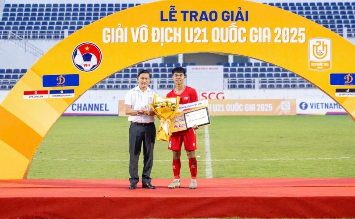 Phó Chủ tịch VFF Trần Anh Tú trao giải cho cầu thủ xuất sắc
Nguyễn Lê Phát (số 16 - PVF)