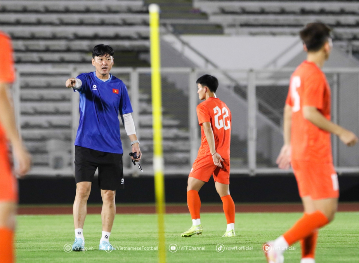 Buổi tập của U23 Việt Nam được giao cho trợ lý Lee Jung Soo điều hành (Ảnh: VFF)