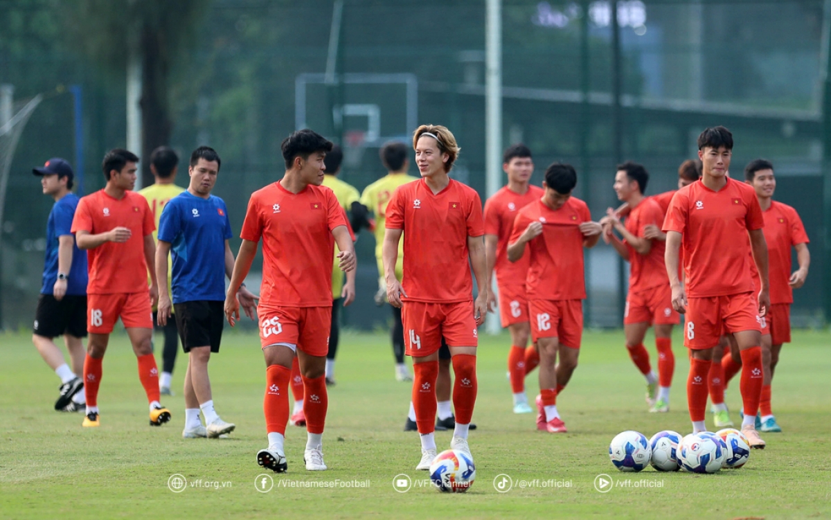 Viktor Le và đồng đội chuẩn bị cho trận chung kết với U23 Indonesia (Ảnh: VFF)