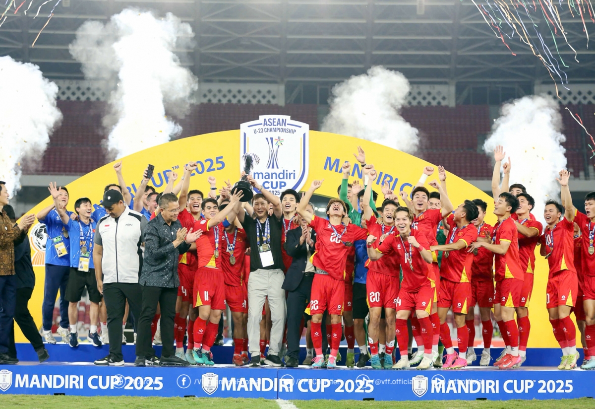 U23 Việt Nam lần thứ ba nâng cúp tại giải đấu khu vực (Ảnh: VFF)