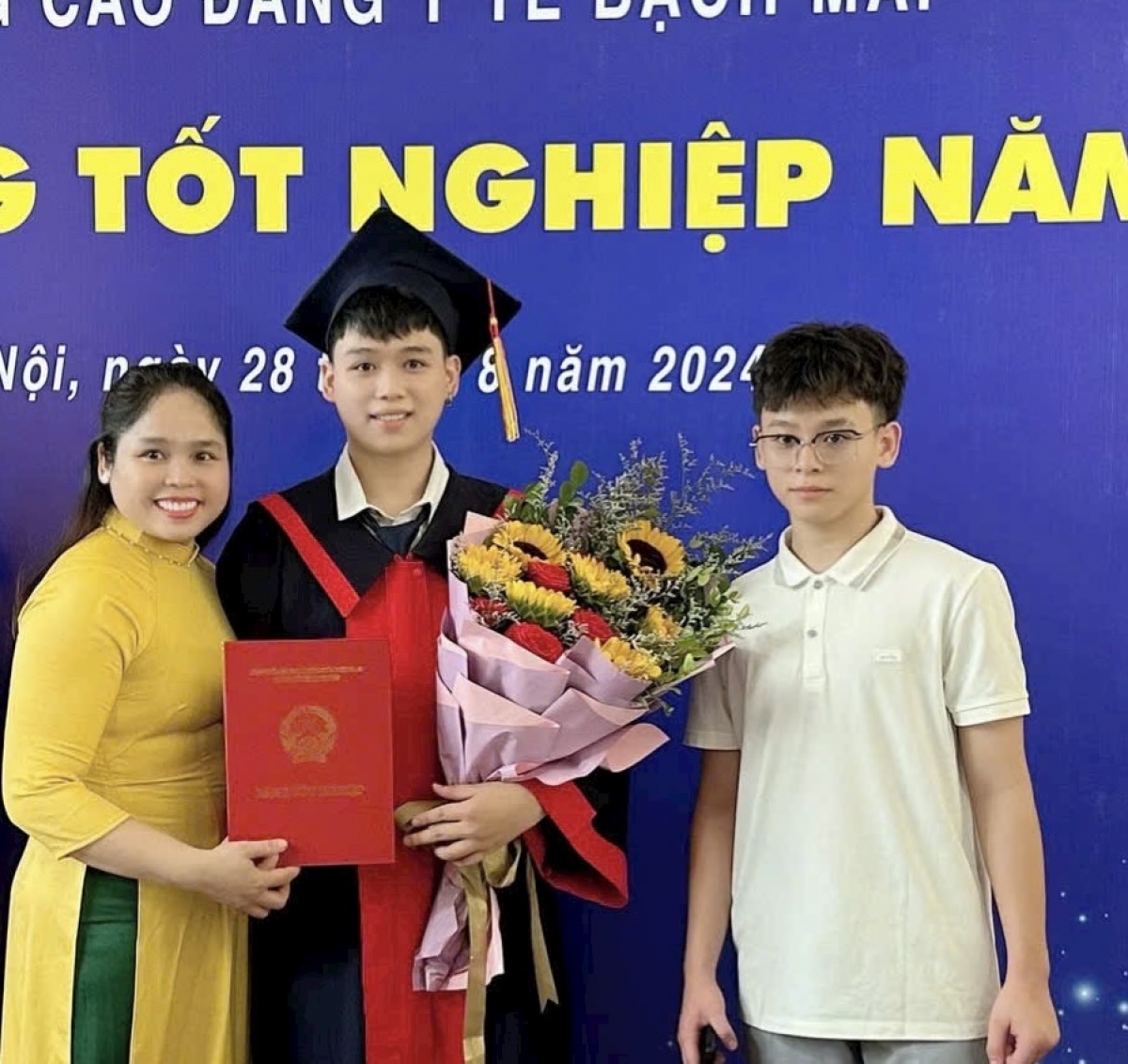 Chị Trần Thị Hòe và con trai Nguyễn Hữu Nghĩa trong ngày tốt nghiệp chuyên ngành vật lí trị liệu tại trường cao đẳng y tế Bạch Mai. Ảnh: NVCC
