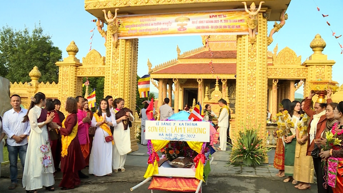 Lễ dâng y tại chùa Khmer. Ảnh: Phạm Hương