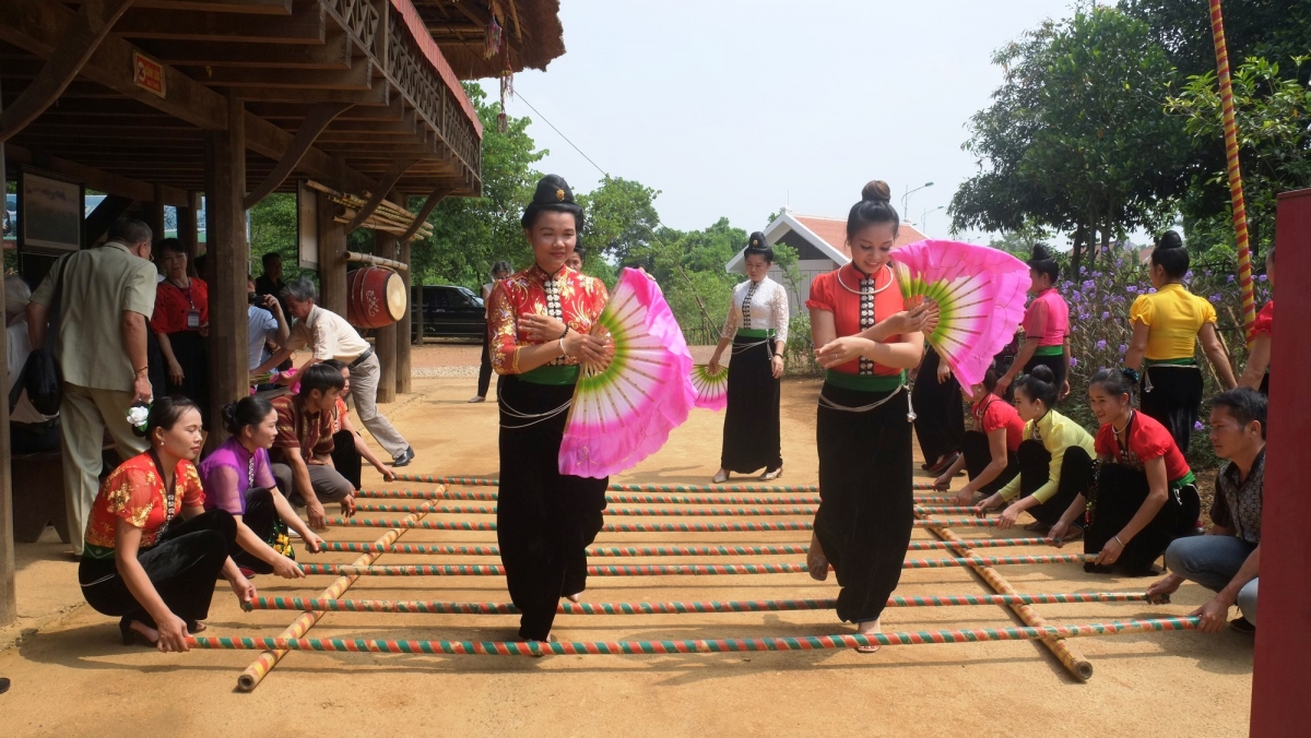 Du khách có thể cùng nhảy sạp với đồng bào Thái tại Làng Văn hóa Du lịch các dân tộc VN. Ảnh: Phạm Hương