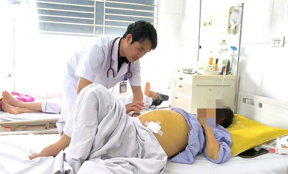 Bác sĩ khám cho bệnh nhân viêm gan. (Ảnh: BVCC)