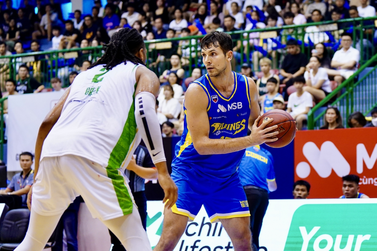 Yevgen Sakhniuk (xanh) tái xuất trong màu áo Ho Chi Minh City Wings (ảnh: VBA)
