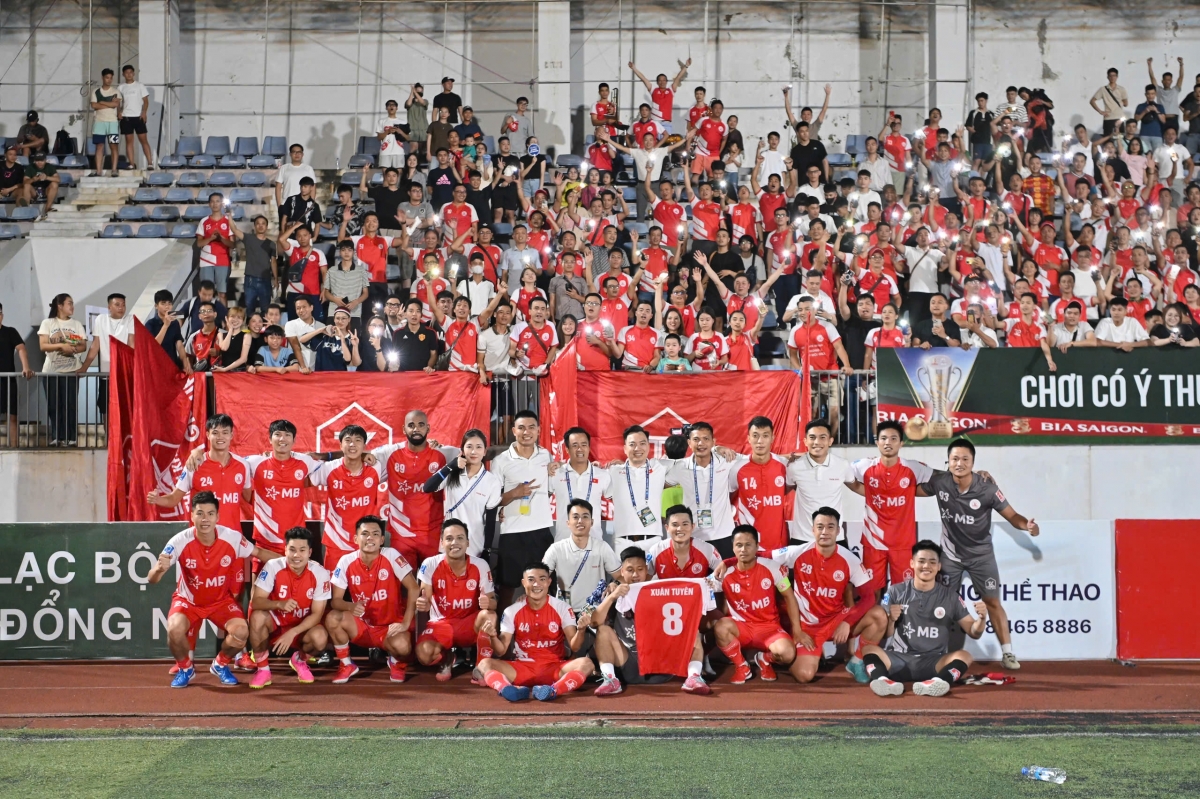 Các cầu thủ Thiên Khôi FC ăn mừng chức vô địch HPL lần đầu tiên (ảnh: Vietfootball)