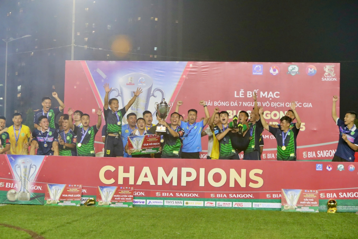 DA Lube ăn mừng ngôi vô địch vòng loại Khu vực Đông Bắc Bộ (ảnh: Vietfootball)