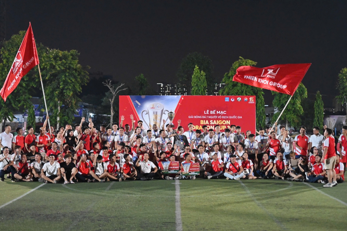 Các cầu thủ Thiên Khôi FC ăn mừng chức vô địch giải bóng đá 7 người HPL-S12 (ảnh: Vietfootball)