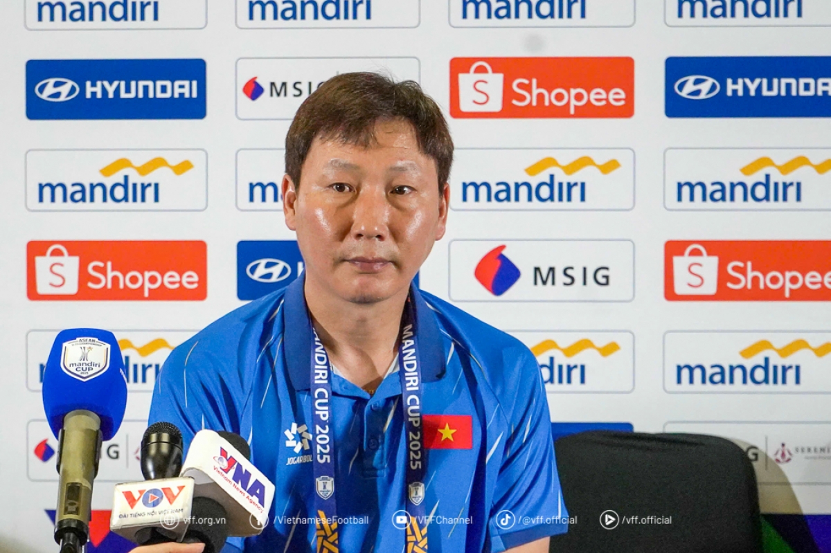 HLV Kim Sang Sik trả lời họp báo trước loạt trận bảng B Giải vô địch U23 Đông Nam Á 2025
(ảnh: VFF)
