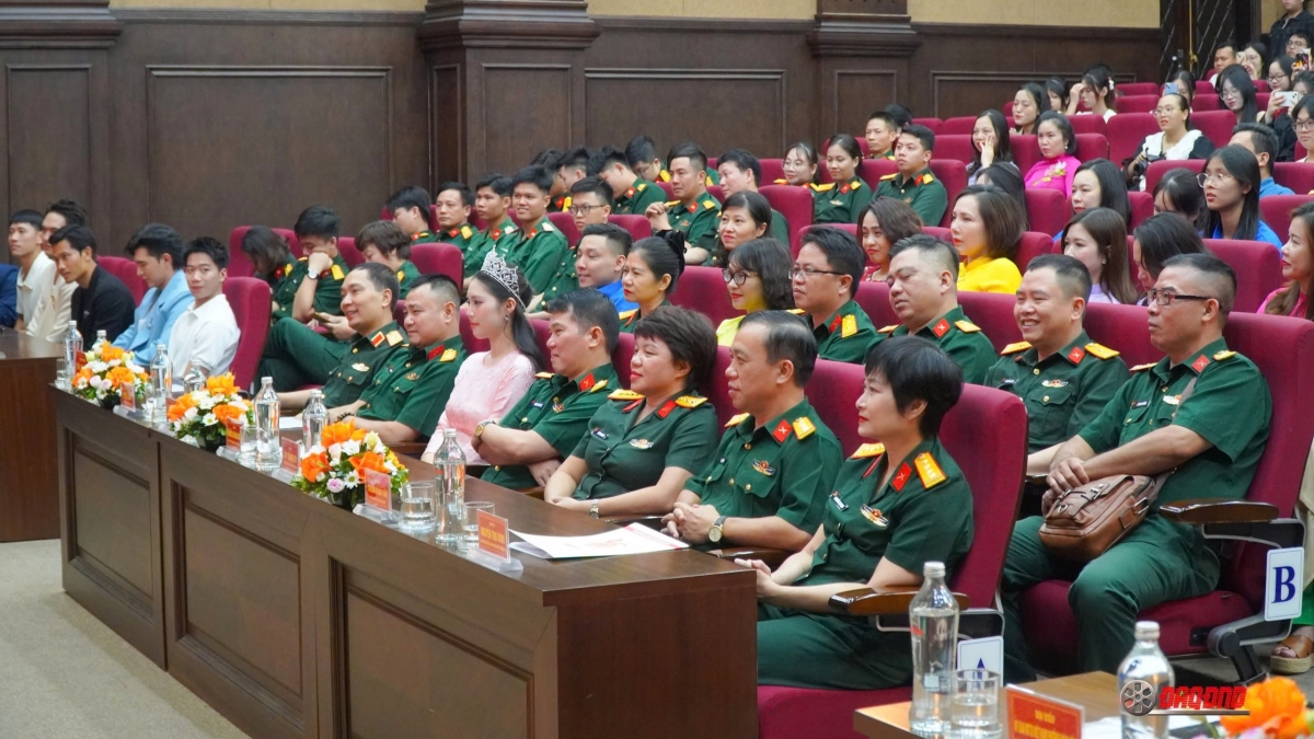 Các đại biểu tham dự lễ khai mạc triển lãm. Ảnh: Điện ảnh QĐND