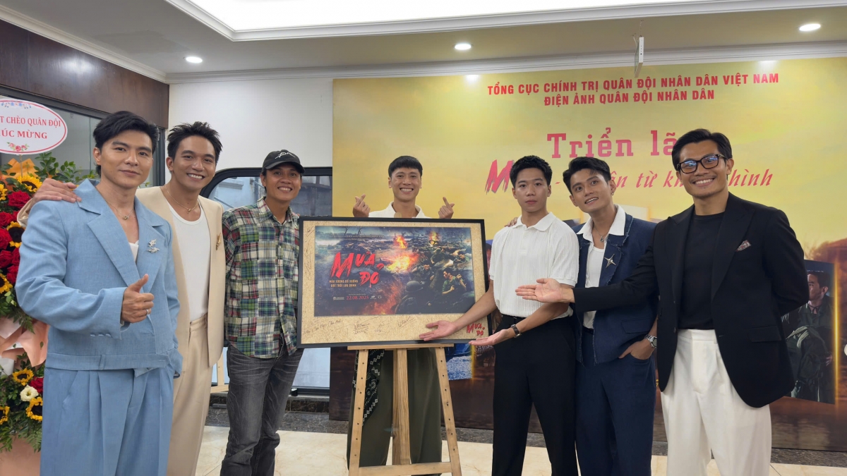 Nhiếp ảnh gia Phan Tân (thứ ba từ trái sang) cùng dàn diễn viên của phim "Mưa đỏ".
Ảnh: NVCC