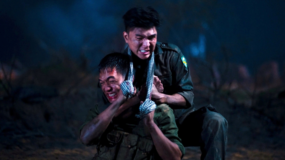 Khuôn hình cận khắc họa màn đấu tay đôi.