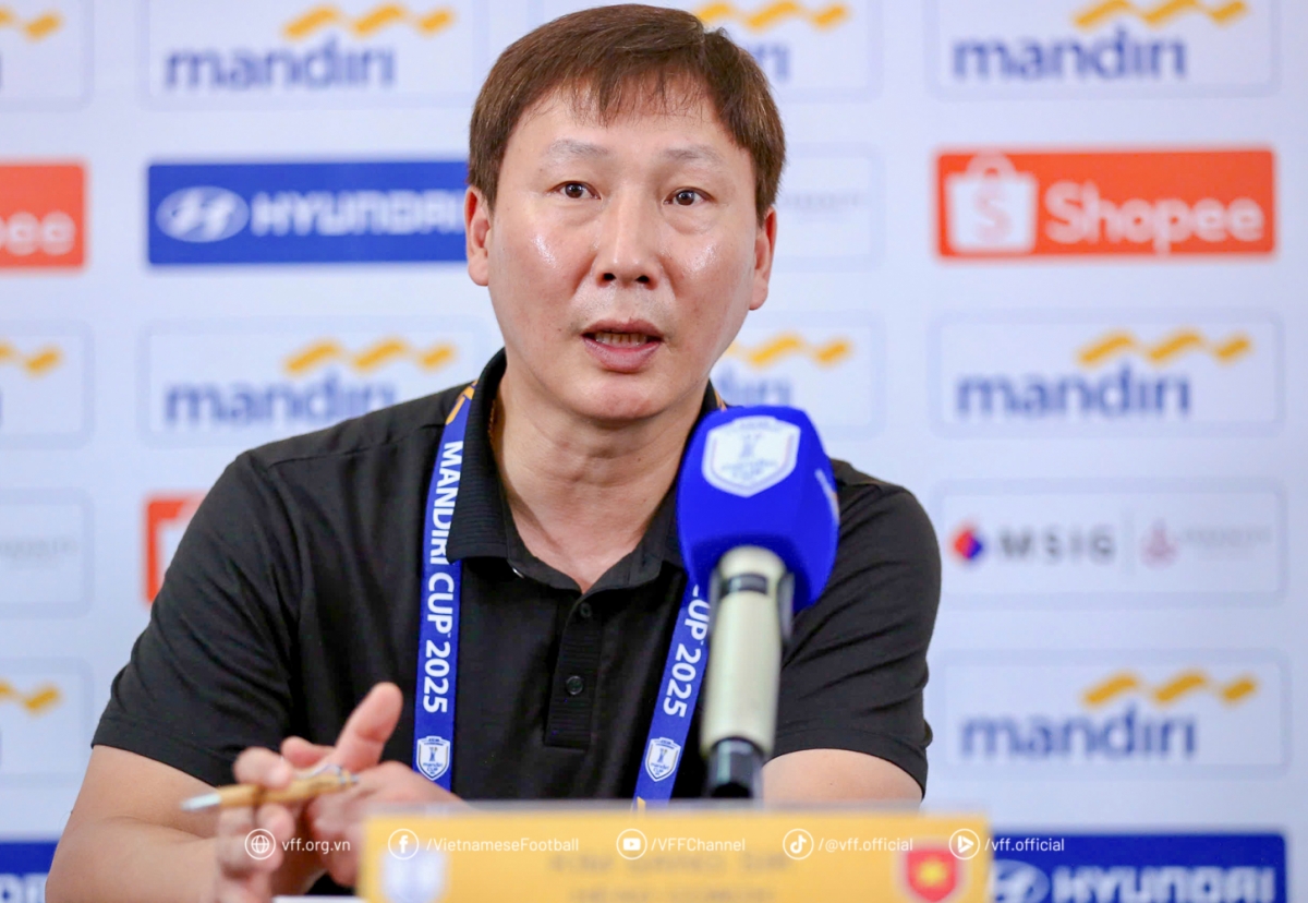 HLV Kim Sang Sik hài lòng về màn trình diễn của các học trò (ảnh VFF)