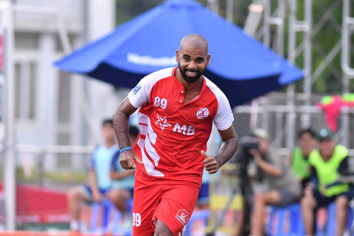 Claudecir lập cú đúp ở chiến thắng trong trận ra quân của Thiên Khôi FC (ảnh: Vietfootball)